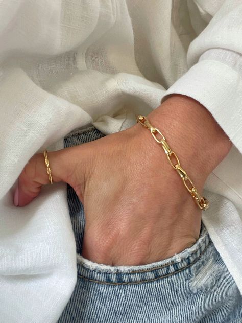 Bracelet Paper, Paper Clip Bracelet, Arm Stack, Gold Bracelets Stacked, Paperclip Bracelet, Bracelet Stacks, Stack Bracelet, Gold Chain Bracelet, Bracelet Stacking