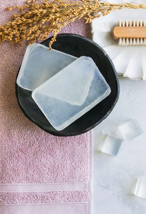 Learn how to make glycerin soap base Diy Glycerin Soap Recipes, Glycerin Soap Diy, Glycerin Soap Recipe, Green Tea Body Wash, Glycerine Soap, Homemade Soap Bars, Glycerin Soap Base, Cold Process Soap Recipes, Pure Soap