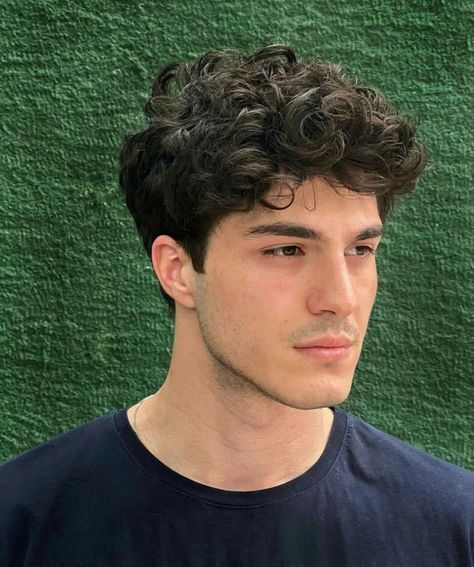 Mens Hairstyles Medium Messy Wavy Hair, Men’s Cuts For Curly Hair, Haircuts For Men Round Face Shape, Guy Wavy Hair, Men Haircuts For Curly Hair, Best Curly Haircuts For Men, Short Mens Haircut Curly Wavy Hair, Curly Old Money Hairstyles Men, Men’s Wavy Haircuts