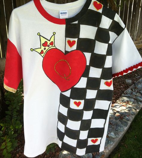 Queen of Hearts <3 I purchased a shirt from Michaels, used some fabric paint, added a felt heart border to one sleeve, and "bam!!" Perfect start to a DIY costume! Queen Of Hearts Cosplay, Alice In Wonderland Props, Carnaval Outfit, Heart Costume, Heart Border, Heart Tshirt, Queen Of, Football Birthday Party, Quinceanera Themes