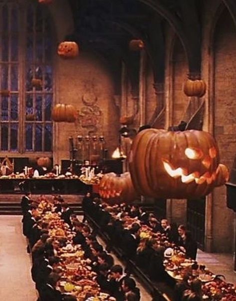 Harry Potter Wall, Harry Potter Halloween, Images Harry Potter, Hogwarts Aesthetic, Harry Potter Pictures, Harry Potter Wallpaper, Hogwarts School, Harry Potter Aesthetic, Harry Potter Party