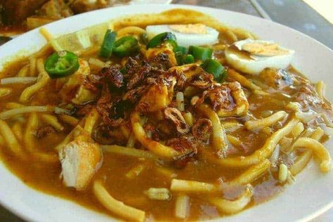 Mee Rebus is a fantastic dish that can be found across Malaysia. It is made with egg noodles covered in gravy that is thickened with potatoes, and is sweet, spicy and slight sourness. The dish can be garnished with your preferred choices, such as limes, chilis, bean sprouts and hardboiled egg. The exact origins are unclear, however Mee Rebus, Singapore Recipes, Singaporean Food, Yellow Noodles, Masakan Malaysia, Recipes Noodles, Boiling Sweet Potatoes, Telur Rebus, Malaysian Recipes