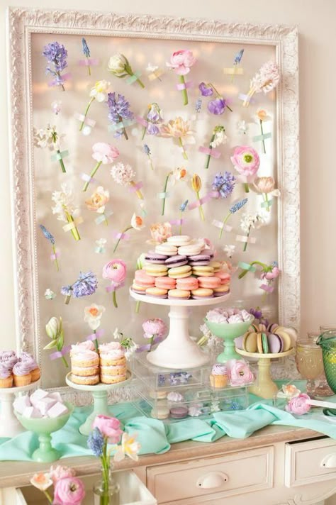 Floral Frame Decoration Buffet, Fairy Garden Birthday Party, Idee Babyshower, Pastel Party, Garden Party Birthday, Easter Party Decor, Garden Birthday, Fairy Party, Flower Party