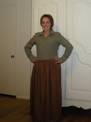 The American Homemaker: Easy Pioneer Trek Skirts from Thrift Store Sheets & My Own Trek Store Sheets, Trek Clothing, Pioneer Costume, Diy Halloween Witch, Trek Ideas, Pioneer Clothing, Pioneer Trek, Pioneer Dress, Pioneer Days