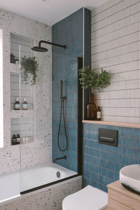 Small Main Bathroom Ideas Layout, Tiled Bathroom Renovation, Bathroom Smart Ideas, Small Renovated House, Small Space Shower Ideas, Bathroom Remodel Mid Century Modern, Small Bathroom Apartment Ideas, Modern Small Bathroom Designs, Bathroom Remodel Small Space