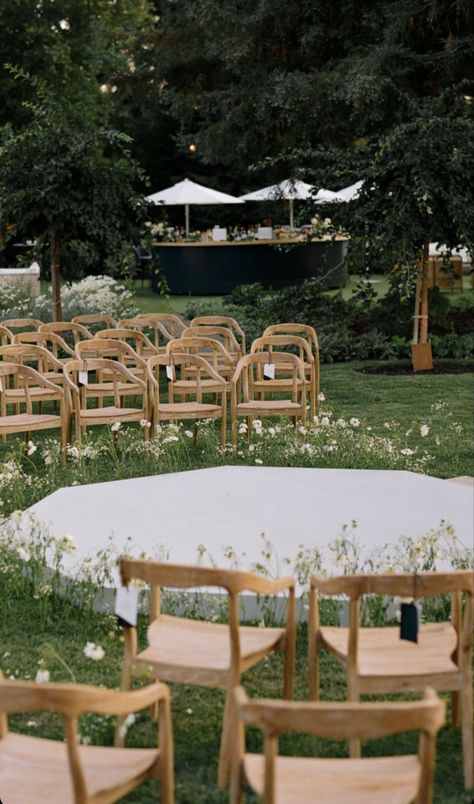 Creative Ceremony Seating, Modern Wedding Chairs, Round Ceremony Seating, Circular Ceremony Seating, Round Wedding Ceremony Seating, Circle Ceremony Seating, Circle Wedding Ceremony, Outdoor Wedding Seating, Wedding Ideas 2024