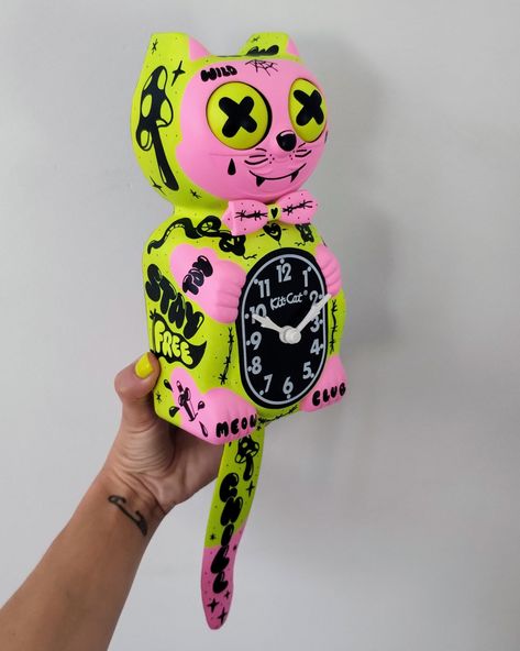 Neon Pop Kit-cat Klock© Custom Clock Fluorescent Colors Hype Tattoos Original Art Hand Painted X Gabbie One of a Kind - Etsy UK Game Corner, Weird Furniture, Custom Clocks, 2024 Wishlist, Crust Punk, Cat Clock, Funky Decor, Fluorescent Colors, New Apartment