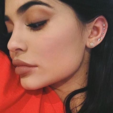 Kylie Jenner Earrings, Initial Earrings Studs, Faux Piercing, Gold Ear Jacket, Cute Ear Piercings, Hammered Hoop Earrings, Initial Earrings, Ear Jacket Earring, Simple Earrings