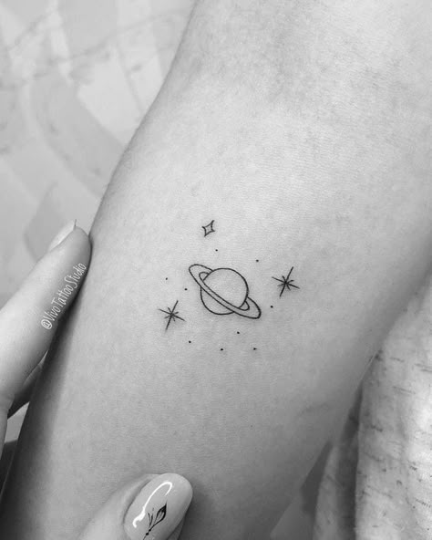 Planet Tattoo, Saturn Tattoo, Tato Henna, Planet Tattoos, Small Pretty Tattoos, Small Tattoos Simple, Omerta Tattoo, Cute Tiny Tattoos, Small Hand Tattoos