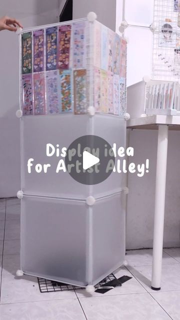 Painting Vendor Display, Diy Craft Display Ideas, Artist Alley Display Ideas Tips, Artist Alley Print Display, Information Booth Display Ideas, Print Display Ideas, 10x10 Vendor Booth Layout, Vendor Displays Booth Ideas, Artist Alley Display Ideas