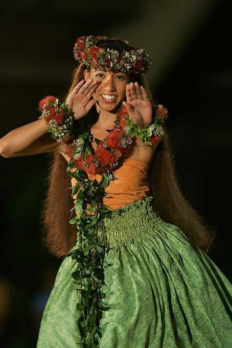 So pretty. Polynesian Dance, Travel Venice, Hawaii Hula, Hawaiian Dancers, Hula Hooping, Surfer Magazine, Hula Dance, Hula Dancers, Hawaiian Art