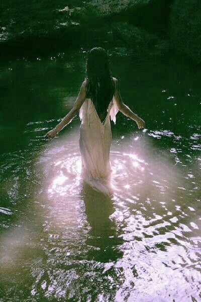 solamite aesthetic Water Nymph, Water Nymphs, Ethereal Aesthetic, 사진 촬영 포즈, Fairy Aesthetic, Witch Aesthetic, Forest Fairy, 인물 사진, Green Aesthetic