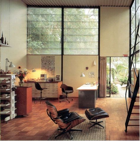 Modern Leather Chair, Eames House, Case Study Houses, Sleek Furniture, Iconic Furniture, Eames Chairs, Ray Eames, Trending Decor, Contemporary House