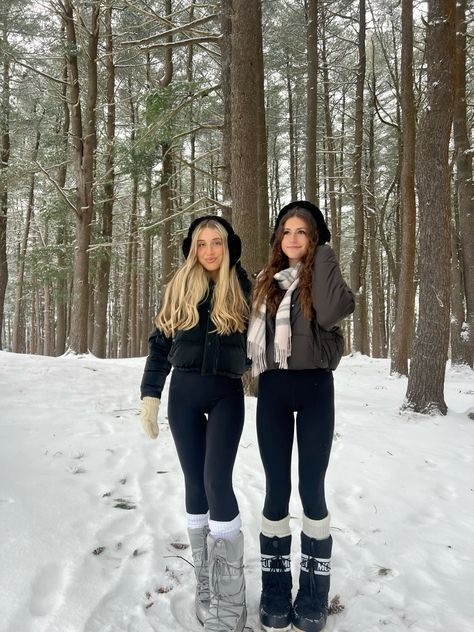 Mountain Outfit Winter Cold Weather, Leggings Outfit Cold Weather, Winter Leggings Outfit Cold Weather, Winter Outfits Cold Snow Fashion, Silver Moon Boots, Moon Boots Outfit Winter, Outfits Aritzia, Black Moon Boots, Poses Two People