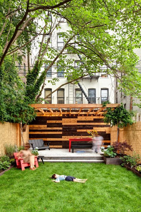 20 Small And Gorgeous Backyard Ideas In The City | Home Design And Interior Nyc Backyard, Brownstone Garden, Apartment Backyard, Landscaping 101, City Backyard, Townhouse Backyard, Brooklyn Backyard, City Gardening, Provence Garden