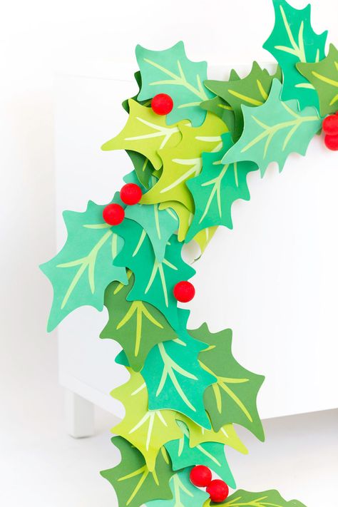 Giant Paper Holly Garland - Damask Love Cricut Holly Wreath, Cricut Christmas Garland Ideas, Wall Hanging Christmas Decorations, Cricut Paper Garland, Paper Holly Wreath, Paper Holly Garland, Paper Christmas Garland, Holly Garland, Holly Wreath