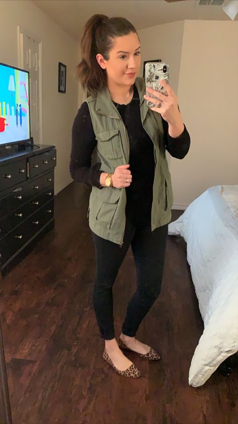 Olive Vest Outfits For Women, Light Green Vest Outfit, Olive Green Vest Outfits For Women, Dark Green Vest Outfit, Green Vest Outfit Winter, Outfits With Green Vest, Green Vest Outfits For Women, Army Green Vest Outfit, Olive Vest Outfit