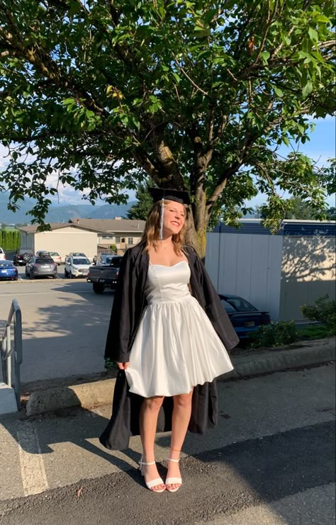 Grade 9 Graduation Dresses, Senior Graduation Outfits High Schools, Cute White Dresses Graduation Long, Short White Homecoming Dress, White Convocation Dress, Cute Graduation Dresses College, White Outfit Graduation, White Grad Dresses High School, Grad Photo Dress