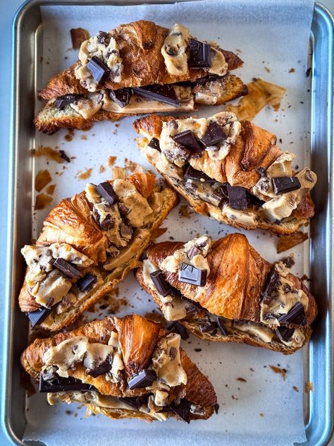 Croissant Pastry Ideas, Dessert Trends 2024, Chocolate Chip Croissants, Round Croissant Recipe, Cafe Baked Goods, Stuffed Crossiant Recipes, Croissant Recipe Stuffed Dessert, Crossaint Cookie, Cookies And Cream Croissant