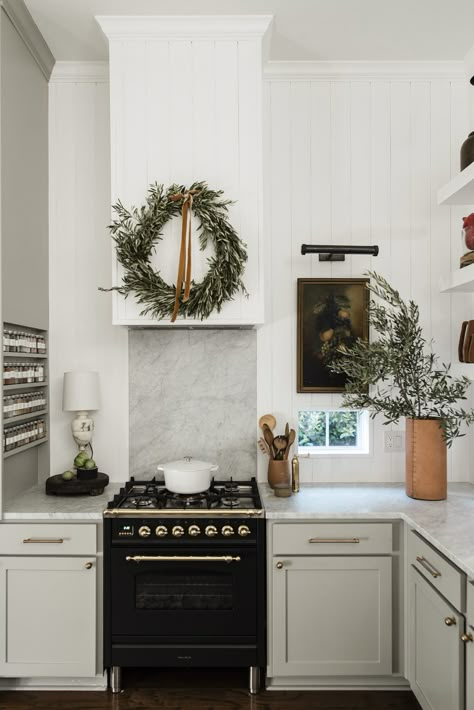 Interior Minimalista, Christmas Kitchen Decor, Home Luxury, Interior Modern, The White Company, Cheap Decor, Christmas Kitchen, Kitchen Inspo, Decoration Christmas