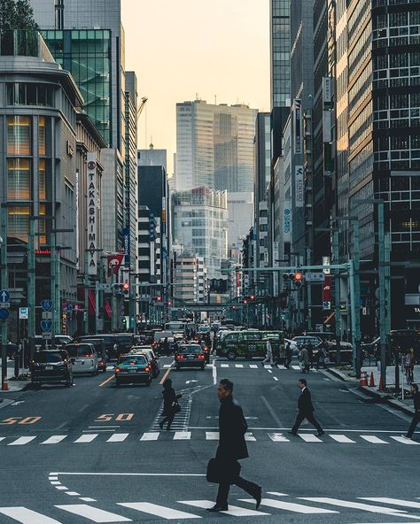 TOKYO.IG on Instagram: “Every time traffic lights change, a bunch of people cross the street. But each one of them has their own life. . . #discovertokyo…” City Corner, Uber Taxi, Building Reference, City Japan, Tokyo City, Traffic Lights, Japan Street, Busy Street, Japan Cars