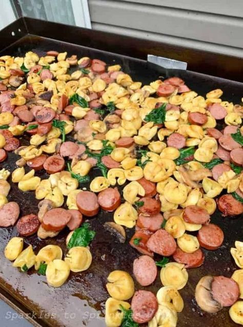 Kielbasa Tortellini, Food On The Grill, Grilled Kielbasa, Outdoor Griddle Recipes, Griddle Cooking Recipes, Outdoor Cooking Recipes, Blackstone Recipes, Kielbasa Recipes, Spinach Casserole