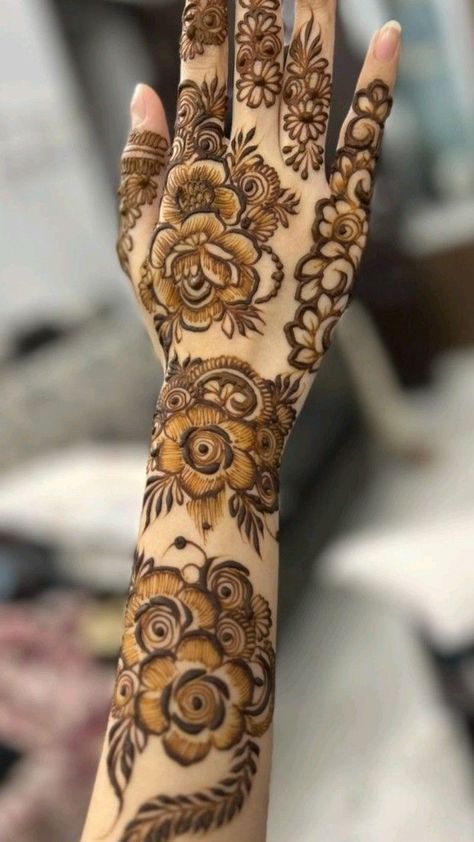 Henna Making, Beautiful Mahendi, Mehndi Pic, Bride Mehandi, Henna Crown, Engagement Hand, Kashee's Mehndi Designs, Front Mehndi Design, Khafif Mehndi Design