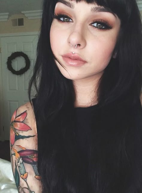 Medusa and septum - Medusa is something I want next if I get a new piercing. Spiderbite Piercings, Grunge Tattoo, Look Grunge, Medusa Piercing, Scene Girl, Septum Piercings, Cute Piercings, Makijaż Smokey Eye, Lip Piercing