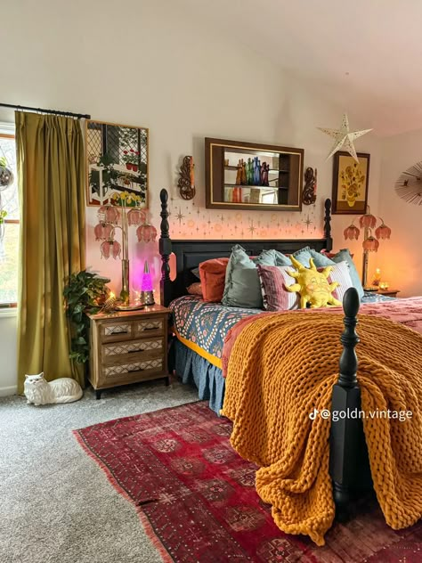 Boho Funky Decor, Vintage Boho Maximalism, Eclectic Bedroom Decor Ideas, Maximalist Cozy Bedroom, Normal Bedroom Design, Funky Headboards, Kitschy Bedroom, Mexican Style Bedrooms, Loft Bed Aesthetic Room