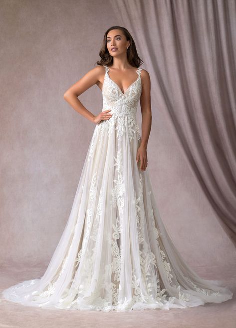 Unique Boho Wedding Dress, Wedding Dresses Diamonds, Wedding Wonderland, Wedding Ideas Dresses, Wedding Dress Train, Dream Wedding Ideas Dresses, Theme Color, Future Wedding Ideas, Dream Wedding Ideas