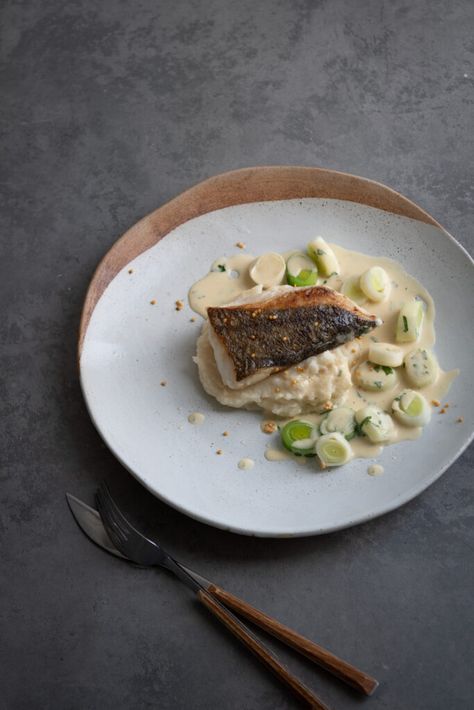 Hake, Celeriac Puree, Mustard Leek Sauce Leek Sauce, Creamy Mustard Sauce, Nordic Kitchen, Scandinavian Food, Lemon Butter Sauce, Mustard Sauce, Low Carbohydrates, Lemon Butter, Kitchen Stories