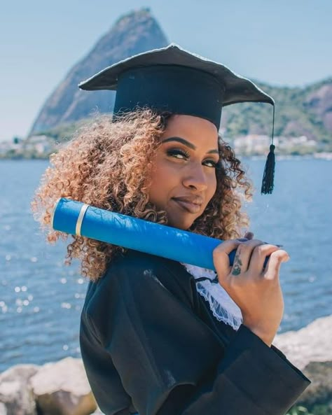 Graduation Poses, College Graduate, Fotos Aesthetic, Graduation Photoshoot, Afro Girl, Graduate School, Natural Hairstyles, School College, Photoshoot Ideas