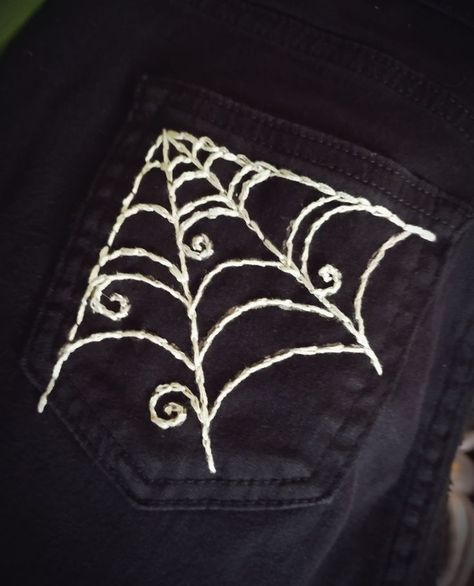 Spider Jeans Diy, Punk Patches Diy Ideas, Embording Ideas, Goth Sewing, Punk Hoodie Diy, Goth Embroidery Clothes, Goth Embroidery Ideas, Patch Ideas Punk, Grunge Diy