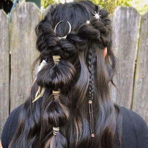 Fantasy Themed Hairstyles, Fantasy Hairstyles Curly Hair, Dark Elf Hairstyles, Forest Witch Hairstyles, Witchy Hairstyles For Short Hair, Fortune Teller Hairstyle, Easy Witchy Hairstyles, Fantasy Inspired Hairstyles, Dark Fantasy Hairstyles