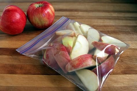 Those packages of pre-sliced apples you can buy at store are great for a healthy snack on the go but the price can add up. Make your own by slicing apples, soak in cold water for 3-5 minutes, then soak in a lemon-lime carbonated soda (such as 7-up or sprite) for 3-5 minutes. Divide into snack size portions and store in Ziploc bags in the fridge. The lemon-lime soda will keep the apples from browning and make them last longer. Snack On The Go, 7 Up, Lemon Lime Soda, Apple Slices, Browning, Fruits And Veggies, Appetizer Snacks, Makanan Dan Minuman, Food Hacks