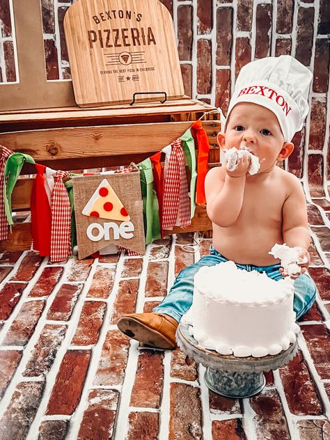 Pizza One Year Old Photoshoot, Pizza First Birthday Pictures, Pizza Monthly Milestone, Pizza Party One Year Old, Pizza Cake Smash, Pizza Milestone Picture, Pizza Smash Cake, Pizza Party 1st Birthday, 1st Birthday Pizza Theme