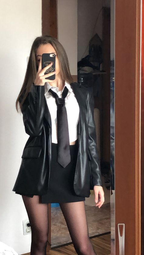 Detective Costume Ideas, Fbi Theme Party, Security Outfit Women, Fbi Aesthetic Outfit, Bodyguard Outfit Female, Mafia Halloween Costumes Women, Lawyer Halloween Costume, Fbi Agent Aesthetic Female Outfit Black, Detective Inspired Outfits