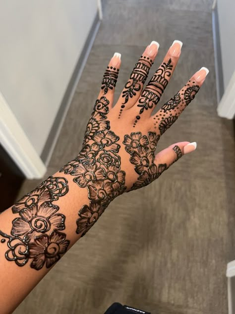 Henna On Palm Of Hand, Henna Designs Arm Sleeve, Kaws Henna, Long Henna Designs, Full Sleeve Henna, Henna Designs Somali, Somali Henna Designs, Full Arm Henna, Somali Henna