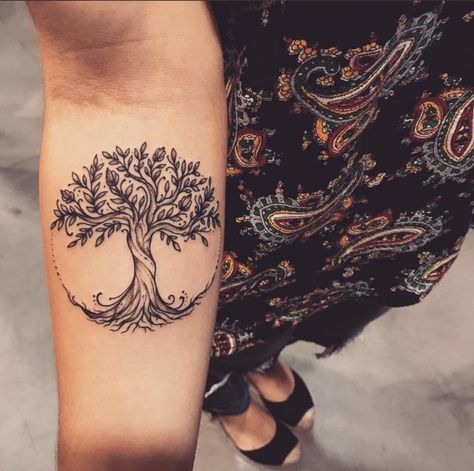 Don’t know who’s tattoo this is, I just saw it on Twitter. But I absolutely love this Tree of Life Tree Tattoo Arm, Family Tree Tattoo, Tree Tattoo Designs, Inspiration Tattoos, Tree Of Life Tattoo, E Tattoo, Tattoo Life, Family Tattoos, Nature Tattoos