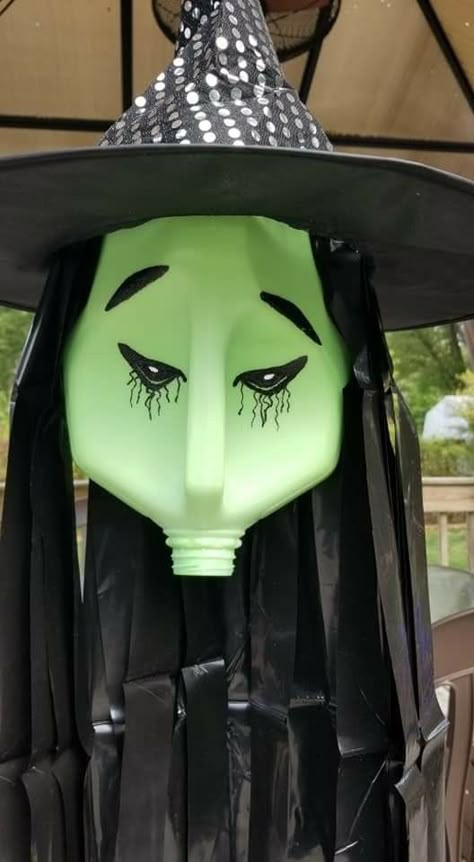 Budget Halloween Decorations, Milk Jug Witch, Diy Scary Halloween Decorations Outdoor, Porta Halloween, Witch Decorations, Scary Halloween Decorations Outdoor, Scary Halloween Decorations Diy, Dekorasi Halloween, Deco Halloween