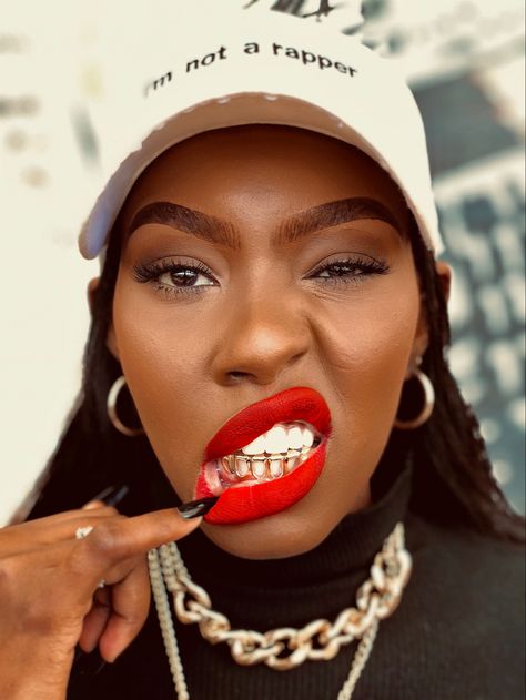 Grill Mouth Piece, Lips And Grills, Gold Teeth Women Black, Bottom Gold Grill Women, Woman With Grills, Mouth Grill For Women, Grill Black Women, Women Grillz Gold, Gold Grills Black Women