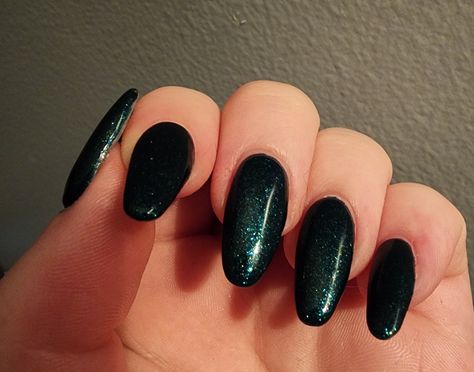 Black Green Glitter Nails, Dark Sparkly Green Nails, Green Sparkling Nails, Black Nails With Green Glitter, Dark Green Sparkle Nails, Dark Green Sparkly Nails, Dark Green Glitter Nails, Dark Sparkly Nails, Sparkly Green Nails