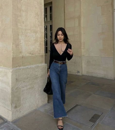 Hourglass Outfits Casual Classy, Jeans And Heels Outfit Going Out Classy, Dark Feminine Outfits Summer, Outfit Recipes, Parisian Summer, Feminine Outfits, Spring Trends Outfits, Navy Style, Printed Pleated Skirt