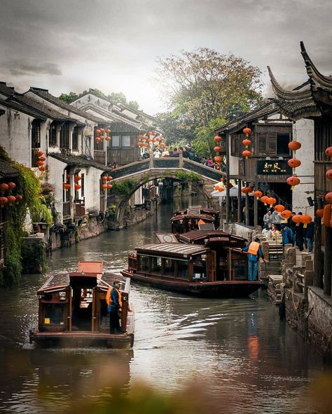 Suzhou, Jiangsu Province China Floating Homes, Chinese House, Travel Poster Design, Asian Architecture, Street House, City Pictures, Boat Ride, Floating House, Japan Aesthetic