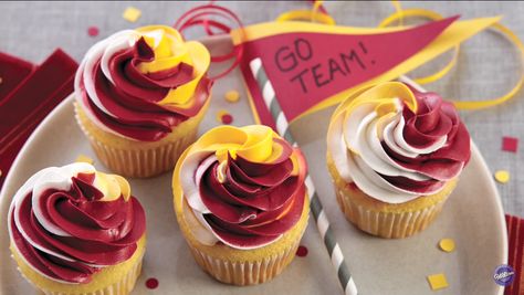 Maroon, gold and white cupcakes. Maroon And Gold Cupcakes, Maroon And Gold Graduation Cake, Maroon And Gold Party, Maroon Cupcakes, Football Meals, Cross Country Banquet, Senior Night Baseball, Athletic Banquet, Grad Table