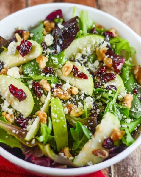 Walnut Cranberry Salad, Apple Cranberry Walnut Salad, Walnut Salad Recipe, Cranberry Walnut Salad, Salad Coleslaw, Apple Walnut, Salad Mixed Greens, Cranberry Salad, Walnut Salad