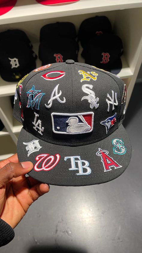 Fitted Hats Aesthetic, Baseball Jacket Outfit, Mens Accessories Vintage, Custom Fitted Hats, Swag Hats, Streetwear Caps, Dope Hats, Hat Aesthetic, Logo Hat