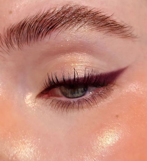 Plum Blush, ’80s Metallics, & More Of Fall’s Biggest Makeup Trends Berry Eyeliner, Shadow Empress, Plum Eye Makeup, Plum Makeup, Berry Makeup, Plum Blush, Brow Glue, Fall Eyeshadow Looks, Girl Lips