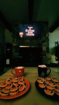 Fall Halloween Movie Night, Autumn Sleepover Aesthetic, Halloween Date Aesthetic, Fall Dates Aesthetic, Spooky Date Ideas, Fall Sleepover Aesthetic, Spooky Night With Friends, Fall Movie Night Aesthetic, Spooky Sleepover Ideas