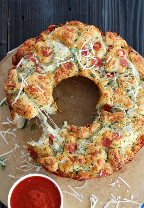 Here's a sure hit for your next party. Pull Apart Pizza Bread is ready in 30 minutes and is a fun alternative to take out pizza. Omnia Oven, Pizza Alternatives, Pizza Monkey Bread, Pull Apart Pizza, Pull Apart Pizza Bread, Bundt Pan Recipes, Cheesy Pizza, Hot Appetizers, Food Party